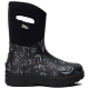 Schwarzer Gummistiefel mit floralem Muster, das lila und grüne Blätter zeigt, entworfen für den Außeneinsatz, mit einem Griff für einfaches Anziehen.