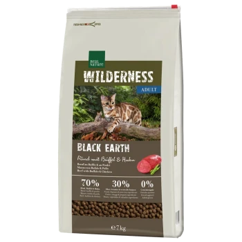 7 kg zak Real Nature Wilderness Black Earth kattenvoer met een Bengaalse kat; label leest "70% Rundvlees, 30% Fruit & Groenten, 0% Granen."