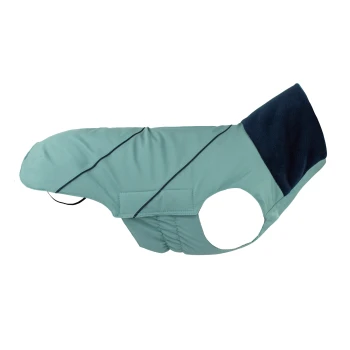 Ein türkisfarbener Hundemantel mit einem marineblauen Fleecekragen, mit einer engen Passform und elastischen Öffnungen für die Beine, ideal für kaltes Wetter.