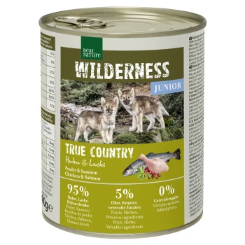 WILDERNESS Junior True Country, Huhn und Lachs 6x800 g Eine Dose Real Nature Wilderness Junior Haustierfutter mit zwei Wolfshunden, beschriftet mit "95 % Huhn & Lachs, 5 % Früchte & Kräuter, 0 % Getreide."