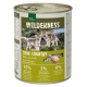 Eine Dose Real Nature Wilderness Junior Haustierfutter mit zwei Wolfshunden, beschriftet mit "95 % Huhn & Lachs, 5 % Früchte & Kräuter, 0 % Getreide."