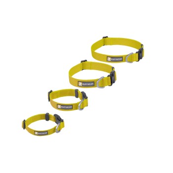 Vier verstellbare gelbe Hundehalsbänder von Ruffwear, mit stabilen Schnallen und einem Logo-Patch auf jedem Halsband.