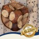 Ein Holztablett zeigt runde, strukturierte Haustierleckereien mit braunen Außenseiten und hellen Zentren, die ein "Beste Qualität"-Abzeichen tragen.
