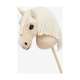 Ein plüschiger Einhornkopf auf einem Holzstab, mit einer weichen beige Farbe, einer langen weißen Wolle-Mähne und großen schwarzen Augen.