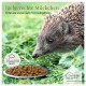 Igel schnuppert an einem Napf mit Kroketten auf dem Gras; Text: Igelgerechte Stückchen, Bitesize für Igel, 0,6 cm, Wildlife Home