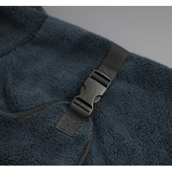 Nahaufnahme einer dunkelblauen Haustierdecke mit einem schwarzen verstellbaren Schnallenriemen für sicheren Halt.