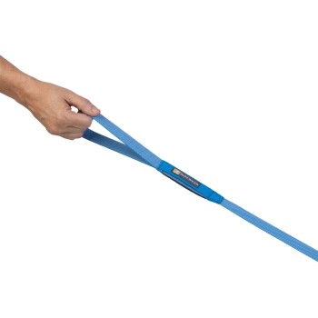 Eine Hand, die eine blaue Hundeleine mit strukturiertem Griff hält, mit einem "RUFFWEAR"-Logo am Griff.