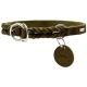 Ein stilvolles olivgrünes geflochtenes Lederhalsband für Hunde mit silbernen Ringen und einem runden Anhänger mit einer Hundesilhouette.