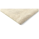 Nahaufnahme einer weichen, beigen Haustierdecke mit plüschiger Textur und grünem Rand entlang der Kante.