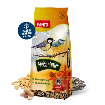 PANTO Wildvogelfutter-Tüte mit bunten Vögeln auf einem Ast, mit Text, der natürliche Zutaten und ganzjährige Fütterung hervorhebt.