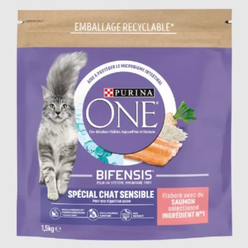 Emballage de nourriture pour chats Purina ONE Bifensis, mettant en vedette un chat gris, du saumon et des légumes, avec un texte soulignant la santé digestive et le soutien immunitaire.