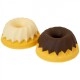 Twee kleine, kleurrijke huisdier traktaties in de vorm van bundt cakes; de ene is wit met een gele basis, en de andere is donkerbruin met een gele basis.