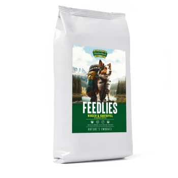 Hundfutterbeutel mit der Aufschrift "FEEDLIES HIRSCH & KARTOFFEL", der einen Hund mit einem Rucksack in einer malerischen Umgebung zeigt.