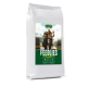 Hundfutterbeutel mit der Aufschrift "FEEDLIES HIRSCH & KARTOFFEL", der einen Hund mit einem Rucksack in einer malerischen Umgebung zeigt.