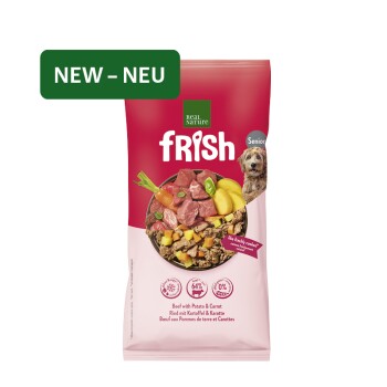 Frish-Tierfutterbeutel (Real Nature) mit grünem 'NEW - NEU'-Banner, Aufschrift 'Beef with Potato & Carrot' und einer Schale mit Fleisch, Kartoffeln und Karotten.