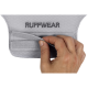 Eine Hand hält ein graues Ruffwear-Hundegeschirr, das den Netzstoff und den verstellbaren Riemen zeigt.