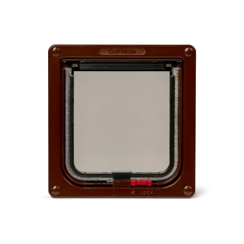 Braune Katzenklappe mit einer transparenten Klappe, mit einem roten Verriegelungsmechanismus und dem Text "CAT MATE" am Boden eingeprägt.