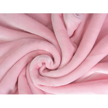 Weiche rosa Haustierdecke, elegant gedreht, die ihre plüschige Textur und ihr gemütliches Aussehen zeigt.