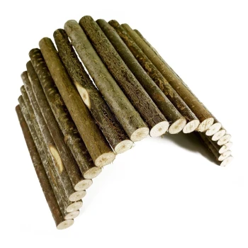 Eine Holzhaustierbrücke aus natürlichen Stämmen, gewölbte Form, geeignet für kleine Tiere zum Klettern oder Spielen.