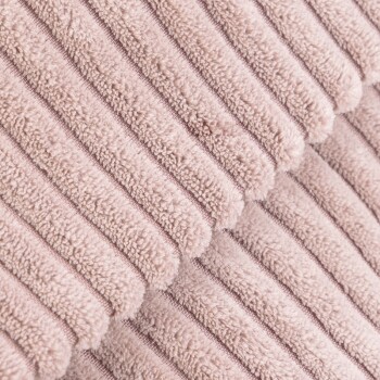 Nahaufnahme einer weichen, strukturierten rosa Haustierdecke mit abwechselnden plüschigen und glatten Streifen.