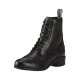 Schwarze Lederreitstiefel mit Schnürsenkeln, mit abgerundeter Zehenpartie und kleinem Absatz, entworfen für den Reitsport.