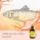 Illustration eines Lachs mit fließendem Öl, mit einer Flasche caVet Lachsöl, die mit '100% rein tierisches Lachsöl' beschriftet ist.