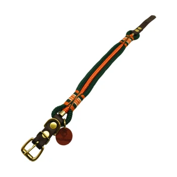 Hundehalsband "Wandergeflüster" aus Tau und Nylon Takelung orange/ grün S Eine farbenfrohe Haustierleine mit grünem und orangefarbenem geflochtenem Seil, einem braunen Ledergriff und einer Metallschnalle, beschriftet mit 'WILDFANG'.