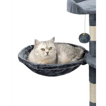 Liegemulde für Kratzbäume - 15 cm Tiefe dunkelgrau Eine hellgraue Katze mit grünen Augen, die in einer plüschigen, dunkelgrauen Hängematte liegt, die an einem Kratzbaum befestigt ist.