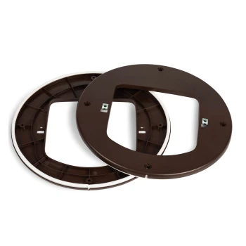 Zwei runde Futternapfböden, einer braun und einer mit einem weißen Rand, die die innere Struktur und die Befestigungspunkte zeigen.