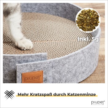 Eine Katzenpfote auf einem grauen Filzkratzpad mit der Aufschrift 'piupet' und 'Inkl. 5g' sowie einem Bild von Katzenminze; die Bildunterschrift lautet 'Mehr Kratzspaß durch Katzenminze.'