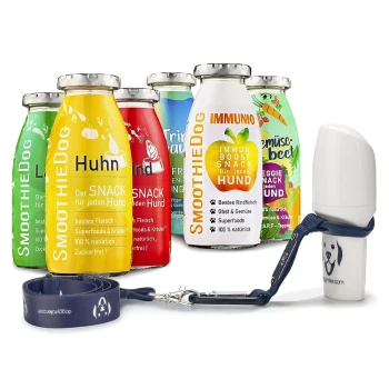 Mix 6x 250 ml + Doggyroller Blau mit Karabiner + Lanyard Eine Sammlung von bunten Smoothie-Flaschen für Hunde mit der Aufschrift "SmoothieDog", die Geschmäcker wie Huhn, Rind und Gemüse enthalten, neben einer Hundeleine.