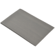Tapis d'entraînement pour animaux de compagnie gris avec une surface texturée, plié et affiché sur un fond blanc.