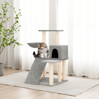 Eine flauschige grau-weiße Katze sitzt auf einem mehrstöckigen grauen Katzenbaum mit Kratzpfosten, neben einer Topfpflanze und durchsichtigen Vorhängen.