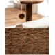 Ein brauner Katzenbaum mit einer plüschigen Oberfläche, der ein hängendes Pom-Pom-Spielzeug und eine gemütliche Plattform für Katzen zum Ausruhen bietet.