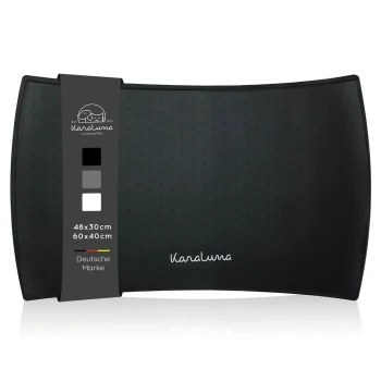 Schwarze Futtermatte für Haustiere mit einem geschwungenen Design, mit einem Etikett, das die Größenoptionen (48x30cm, 60x40cm) und den Markennamen "Karaluna" zeigt.