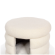 Ein gemütliches, rundes Haustierbett aus weichem cremefarbenem Stoff mit einem höhlenartigen Eingang, perfekt für kleine Haustiere zum Einkuscheln.