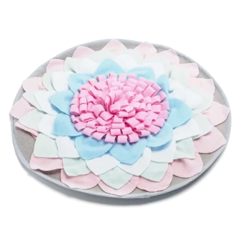 Eine farbenfrohe Schnüffelmatte für Haustiere, die wie eine Blume gestaltet ist, mit weichen Pastellblütenblättern in Pink, Blau und Weiß, perfekt zum Verstecken von Leckereien.