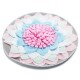 Eine farbenfrohe Schnüffelmatte für Haustiere, die wie eine Blume gestaltet ist, mit weichen Pastellblütenblättern in Pink, Blau und Weiß, perfekt zum Verstecken von Leckereien.
