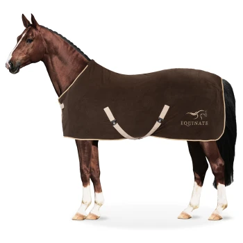 Ein braunes Pferd trägt eine weiche, braune Pferde-Decke mit beigem Rand und Riemen, mit dem Logo "EQUINATE" an der Seite.