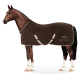 Ein braunes Pferd trägt eine weiche, braune Pferde-Decke mit beigem Rand und Riemen, mit dem Logo "EQUINATE" an der Seite.