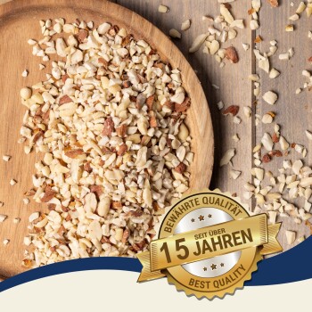 Gehackte Nüsse auf einem Holzbrett mit einem goldenen Abzeichen, das "Beste Qualität" und "Seit über 10 Jahren" auf Deutsch angibt.