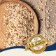 Gehackte Nüsse auf einem Holzbrett mit einem goldenen Abzeichen, das "Beste Qualität" und "Seit über 10 Jahren" auf Deutsch angibt.