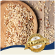 Gehackte Nüsse auf einem Holzbrett mit einem goldenen Abzeichen, das "Beste Qualität" und "Seit über 10 Jahren" auf Deutsch angibt.