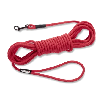 Rote geflochtene lange Hundeleine/Seil mit Metallkarabiner, aufgewickeltem Griff mit Schlaufe und Etikett mit der Aufschrift 'WOLTERS'