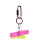 Buntes Vogelspielzeug mit einem rosa Schaumstoffblock und grünen Acrylperlen, befestigt an einem Metallclip zum Aufhängen.