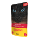 Nahaufnahme einer schwarzen Katze mit blauen Augen auf einer Dosenfutterverpackung, die mit "Huhn mit Rind" und "Josera" beschriftet ist, gekennzeichnet mit "Hergestellt in Deutschland."
