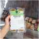 Hand hält Barfer's „Komplett‑Mix Kaninchen & Lamm“ tiefgefrorene Hundenahrungs‑Schale 400 g in einem Gefrierschrank mit anderen Packungen.