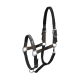 Schwarzes und braunes Haustiergeschirr mit verstellbaren Riemen und Metallclips, entworfen für Komfort und Kontrolle beim Spazierengehen.