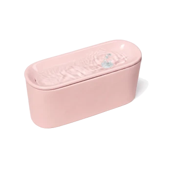 Rosa, ovale Keramik-Trinkbrunnen für Haustiere mit kleinem zentralem Auslauf und leicht gewellter Wasseroberfläche.