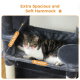 Eine getigerte Katze, die in einer plüschigen, grauen Hängematte liegt, mit den Abmessungen: 41 cm/16,1" Höhe und 51 cm/20" Breite, betitelt "Extra geräumige und weiche Hängematte."